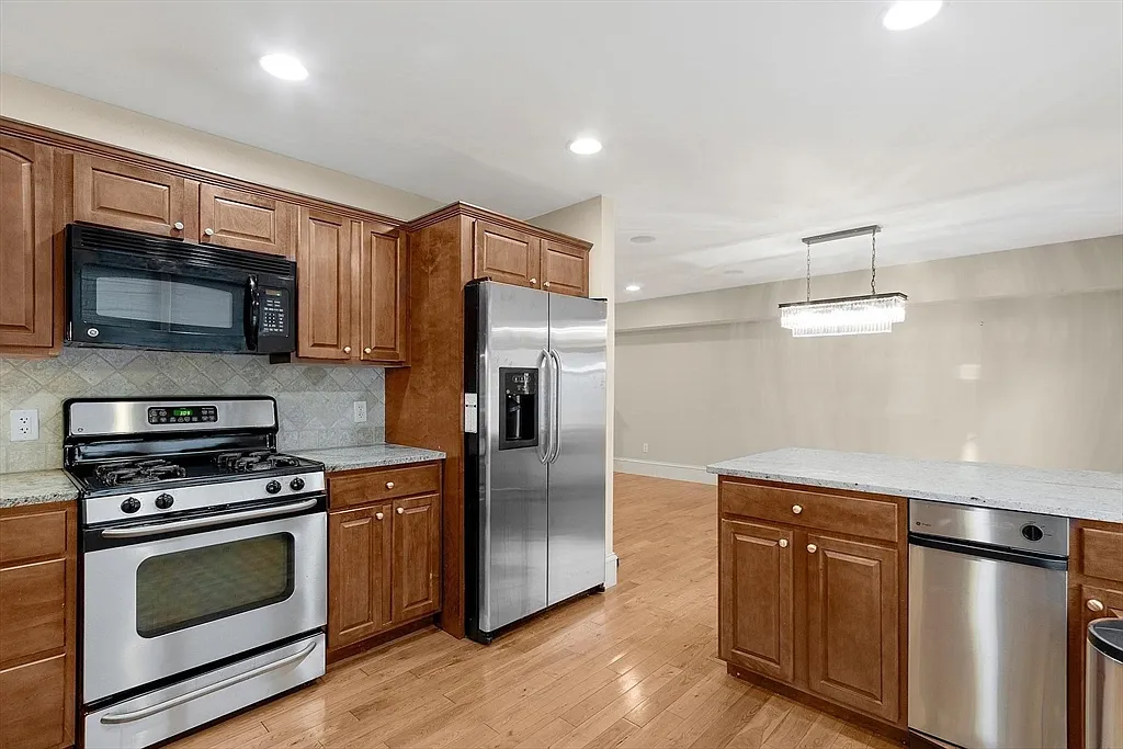 3 bed, 2.0 bath, 1657 sqft, $4,000 — Photo 3