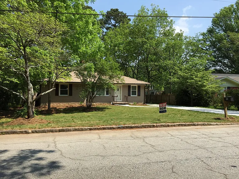 889 Scott Cir — Photo 2