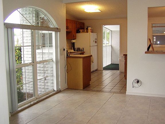 LR/KITCHEN ENTRANCE