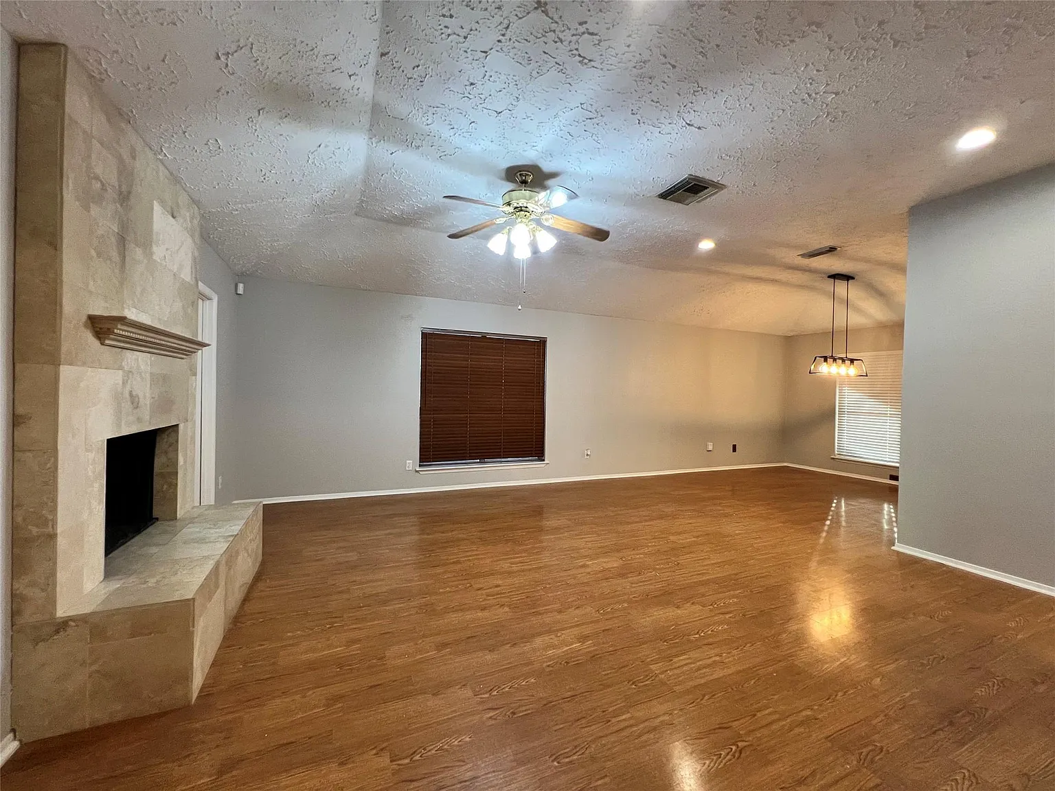 3 bed, 2.0 bath, 1310 sqft, $1,980 — Photo 3