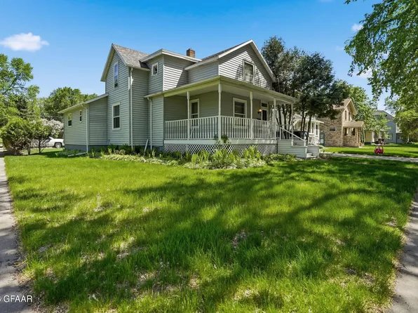 903 Reeves Dr, Grand Forks, ND 58201