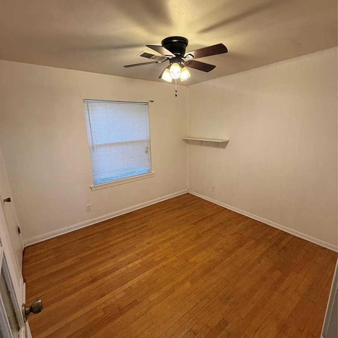 3 bed, 1.0 bath, 1103 sqft, $1,800 — Photo 4