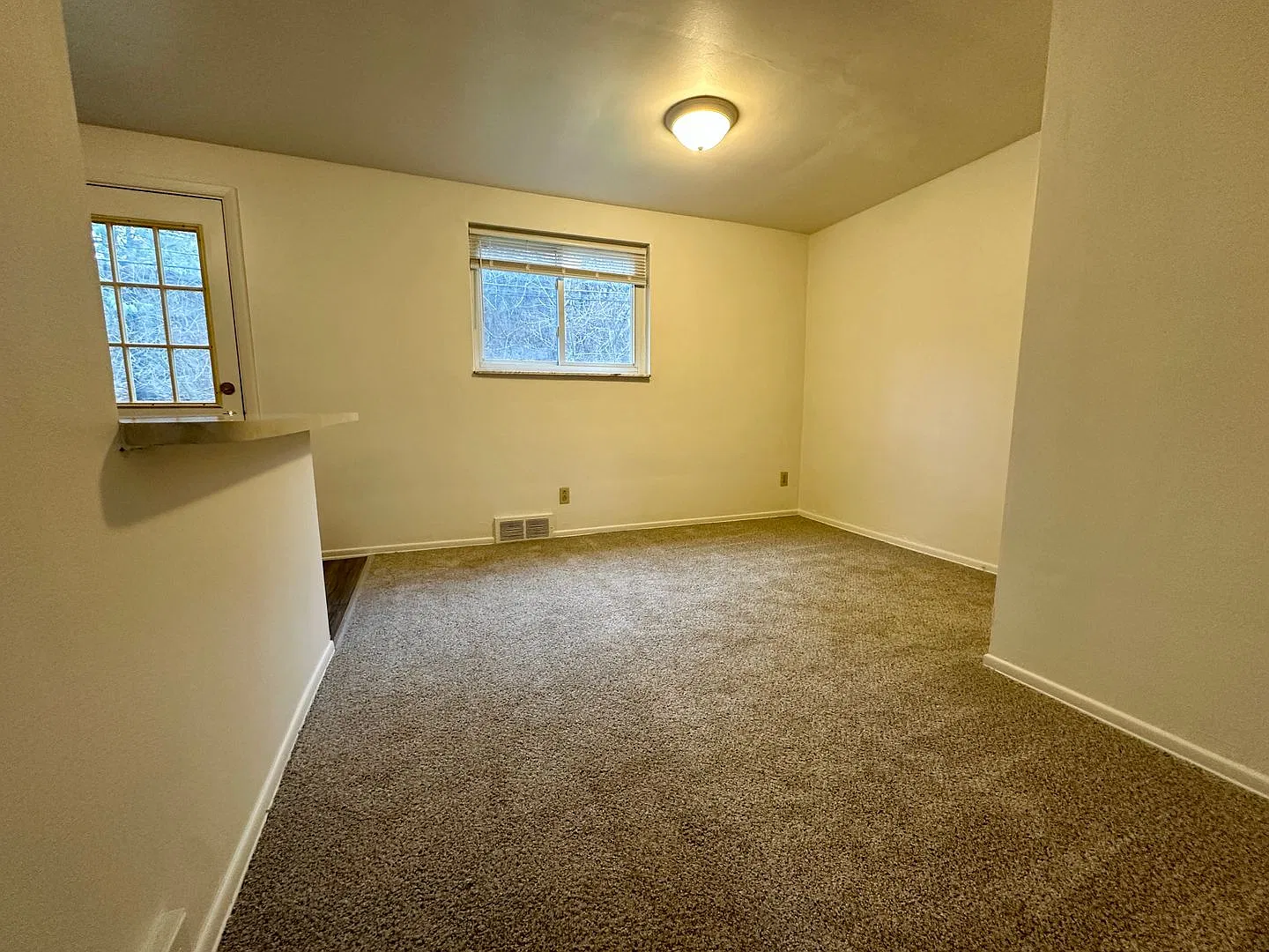Fantastic Two Bedroom Townhouse in Penn Hills with Garage, Central A/C & Patio! Call Today! — Photo 3