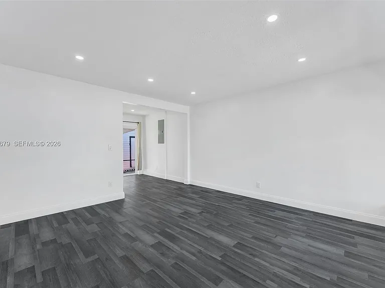 4917 SW 43rd Ter — Photo 5