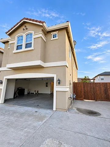 6 bed, 3043 sqft, $5,500 — Photo 2