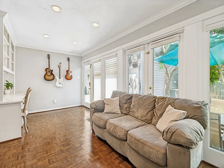 4556 Belclaire Ave — Photo 45