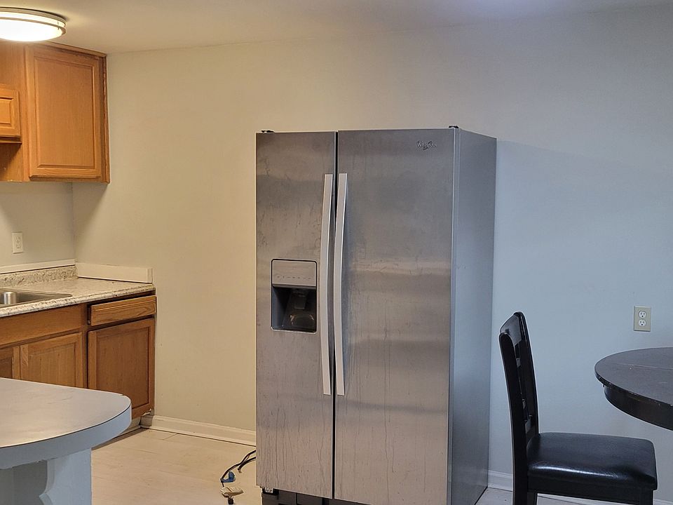 Large eat in Kitchen, with small islands, electric stove