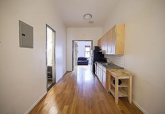 3rd image of 50 Wilson Ave APT 2R