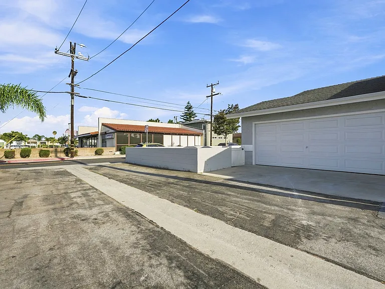 24420 Alliene Ave — Photo 27