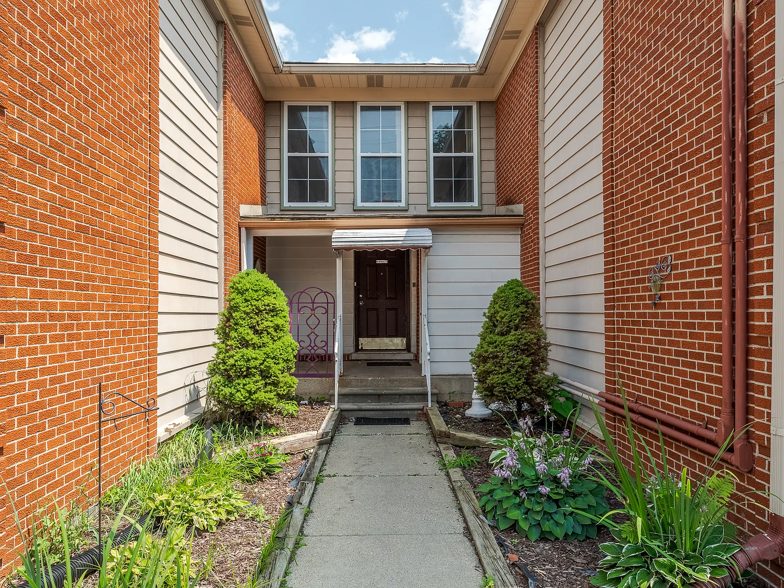 2 bed, 1100 sqft, $1,300 — Photo 1