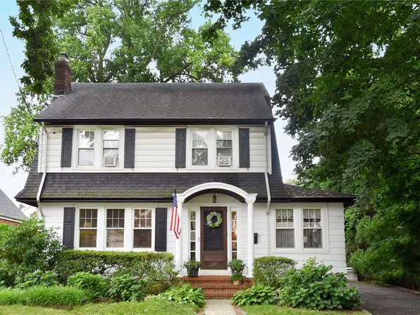 290 Crocus Avenue, Floral Park, NY 11001