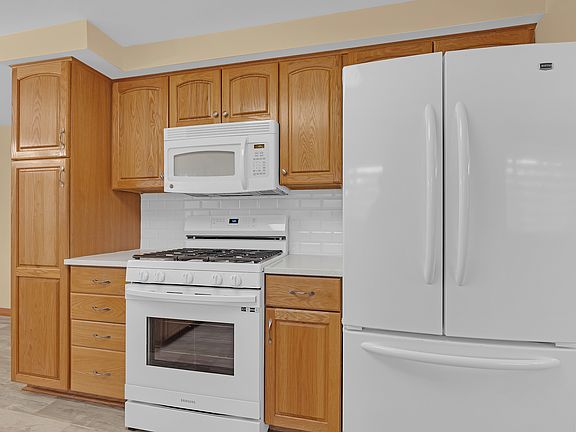 5th image of 864 Pinehurst Ln