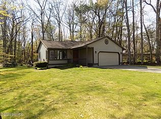 15961 Fern Ave, Spring Lake, MI 49456