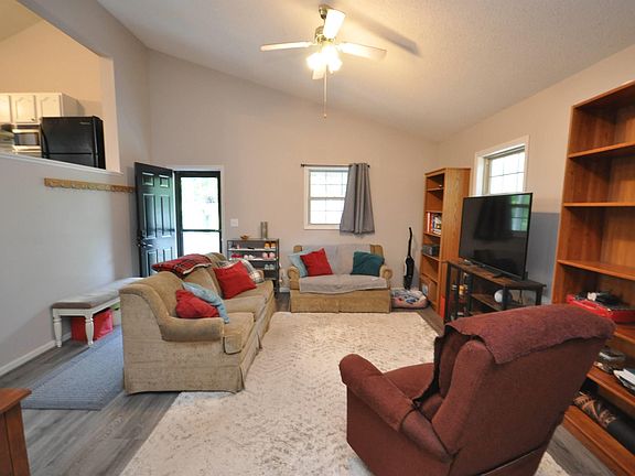 4th image of 975 Dogwood St