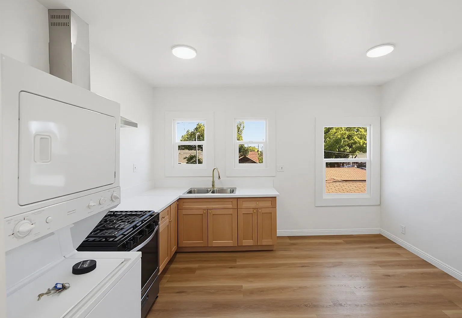 3 bed, 2.0 bath, 1100 sqft, $2,831 — Photo 2
