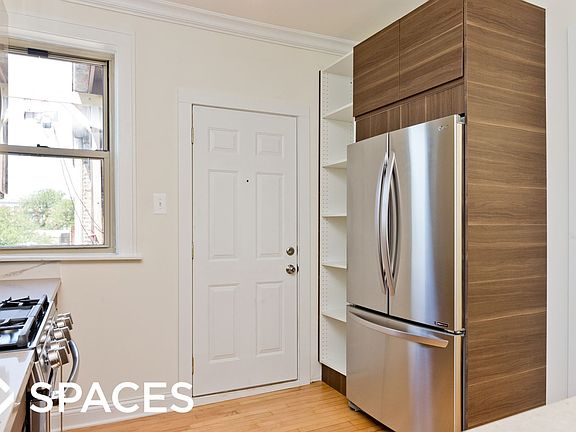2nd image of 5330 N Kenmore Ave #Unt4e