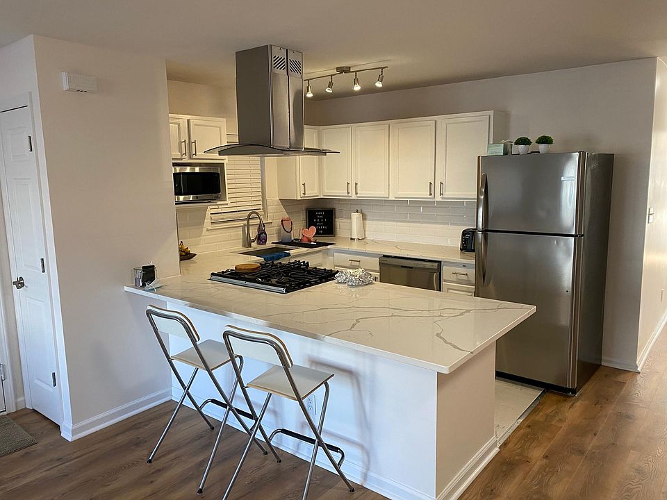 Open Kitchen w/ Quartz Counterto