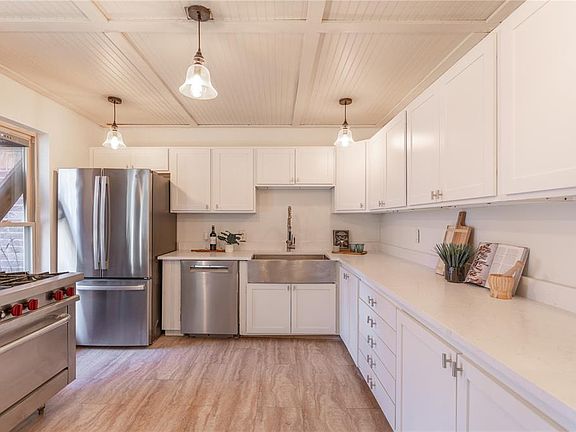 2nd image of 1910 Leawood Pl