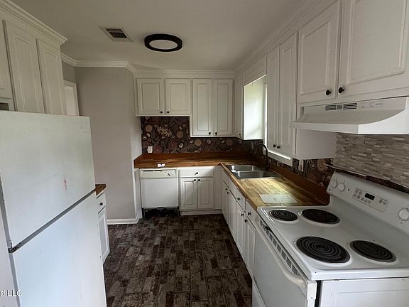 4th image of 222 Pemberton Dr