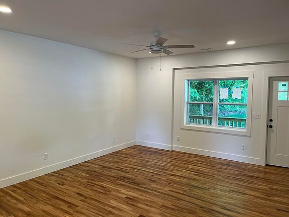 3rd image of 211 Love St
