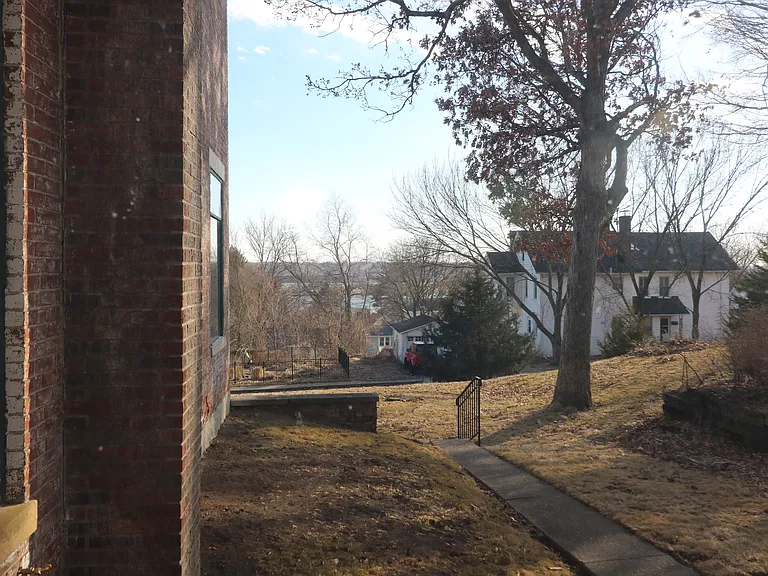 1316 E 10th St #1 — Photo 31