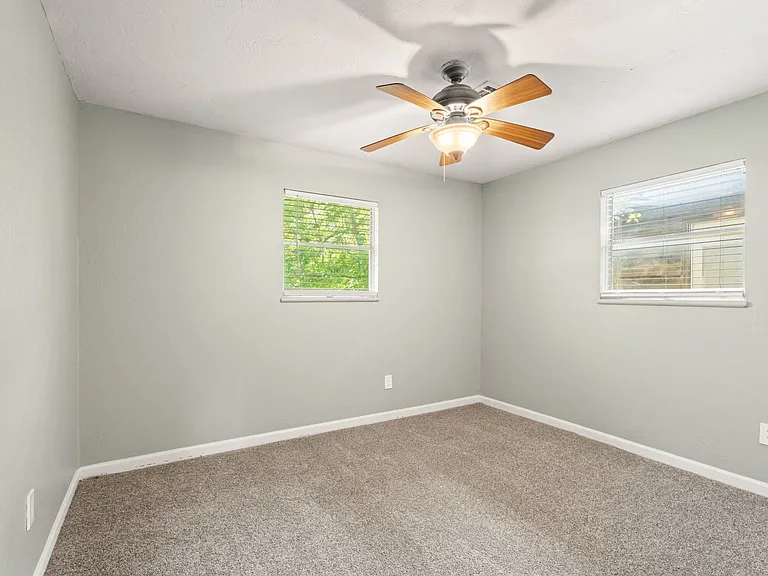 1029 Hoyt Ave — Photo 22
