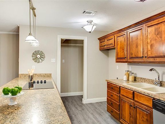 5th image of 704 Fort Worth St