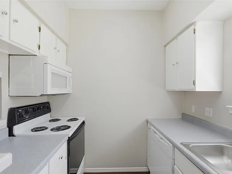 2405 W Slaughter Ln — Photo 8