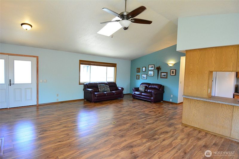 5th image of 50 Crownview Lane