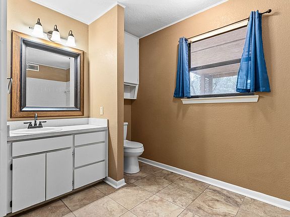 3rd image of 15957 Crockett Dr