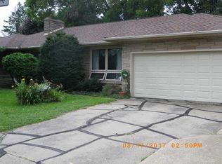 1004 N 11th St, Clinton, IA 52732