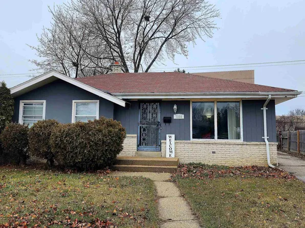 7230 W Cody Cir, Milwaukee, WI 53223