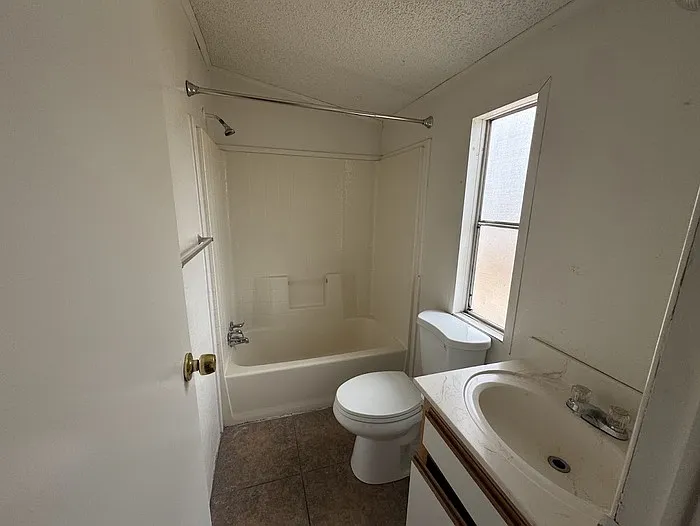 13729 W Maryland Ave — Photo 7