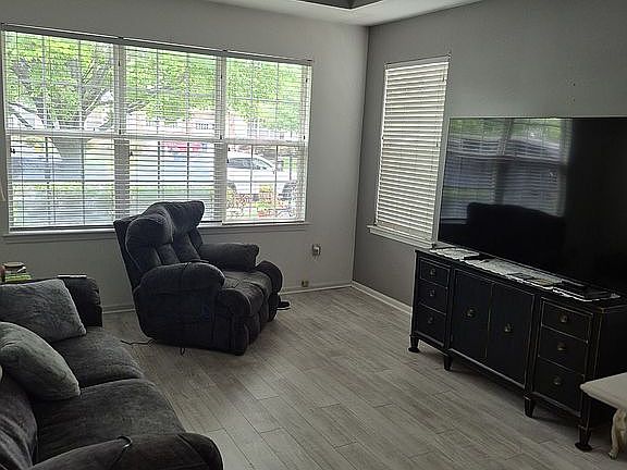 3rd image of 19 Delray Ln