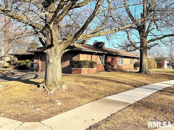 721 Samuel Ct, Taylorville, IL 62568