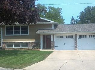 410 Hilltop Rd, Waterloo, IA 50701