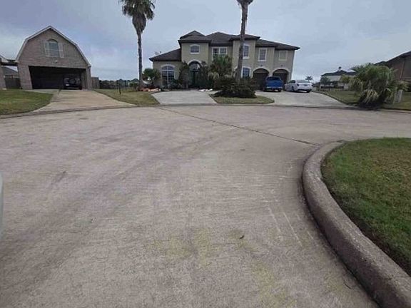Exterior Neighborhood (street photo)