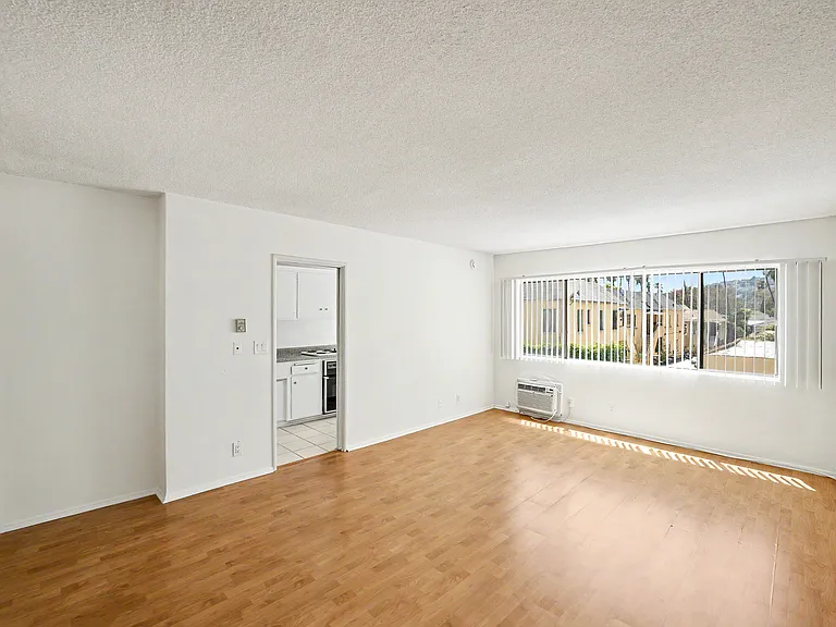 Hollywood Apartments — Photo 38