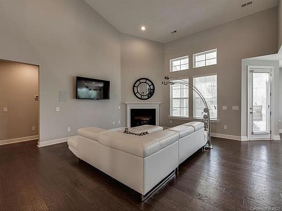 4th image of 15637 Oleander Dr