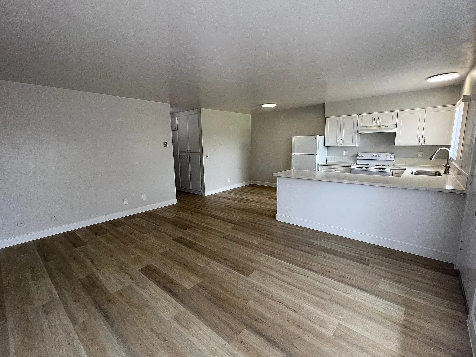 2 bed, 1000 sqft, $2,700 — Photo 3