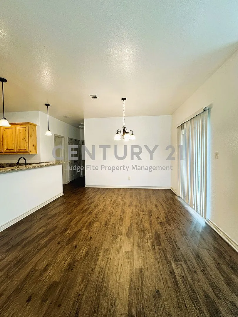 Beautiful 2/2/1 in Kemp For Rent! — Photo 3