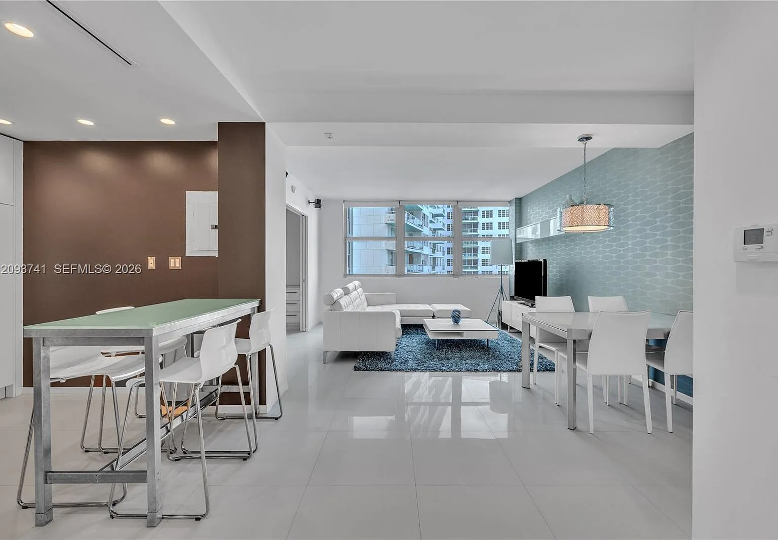 Crystal House Condo — Photo 1