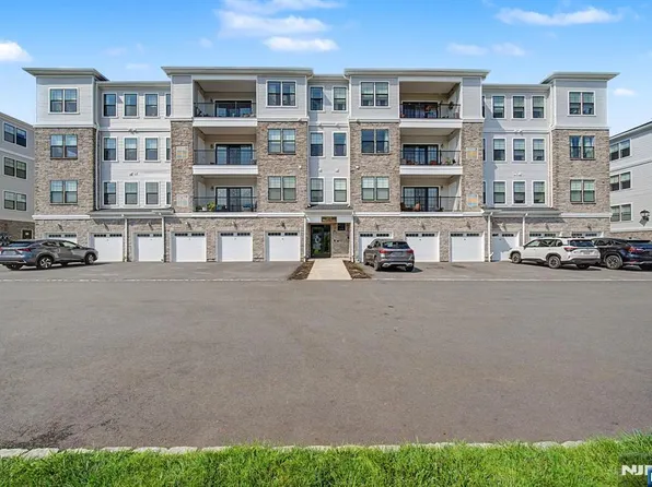 13 Whitney Ave #402, Morris Plains, NJ 07950
