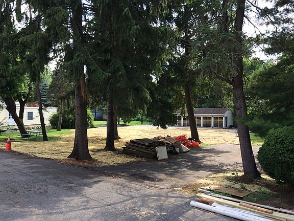 Backyard Common Area - 2 BBQ Grills and tables