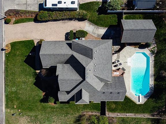 5th image of 827 Waterfall Way