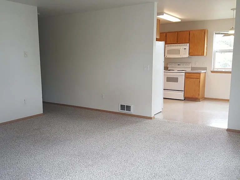 450 NW Parr Dr #2 — Photo 3
