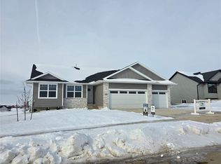 3329 Center Ct, Robins, IA 52328