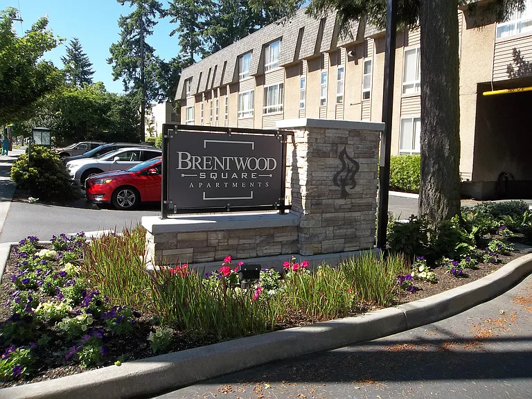 Brentwood Square — Photo 7