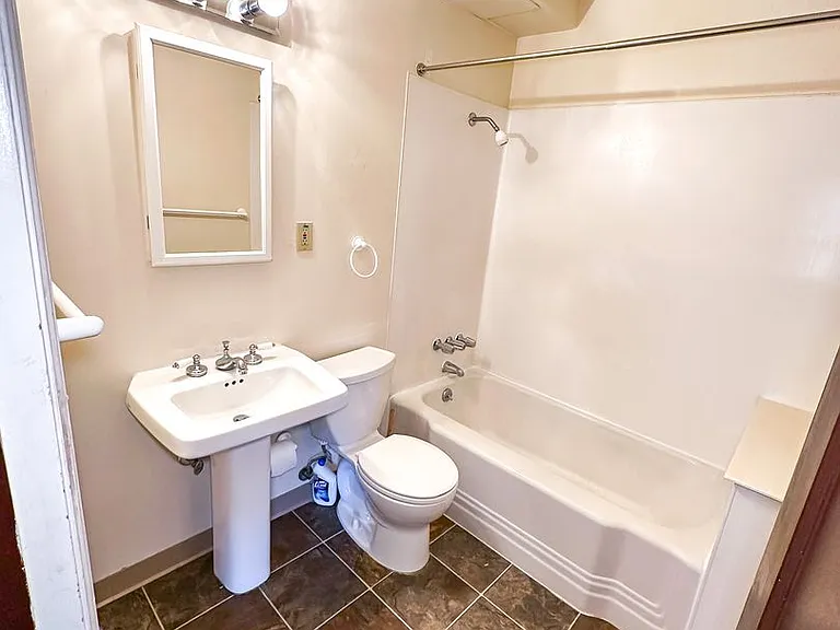 Montlake Apartments — Photo 28