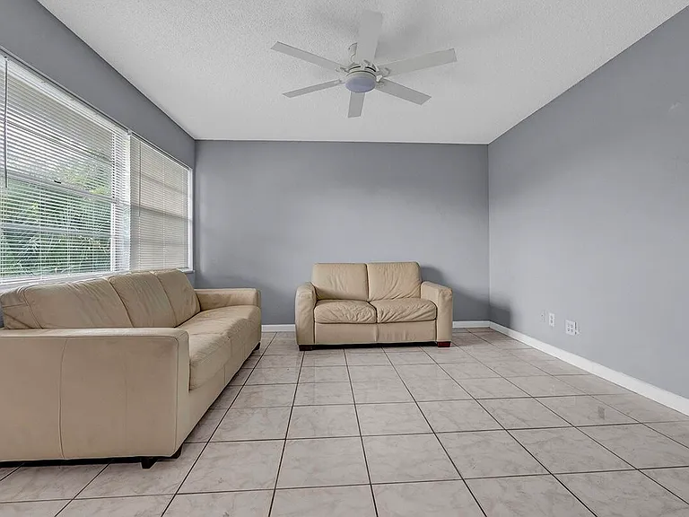 340 NW 19th St #308 — Photo 3
